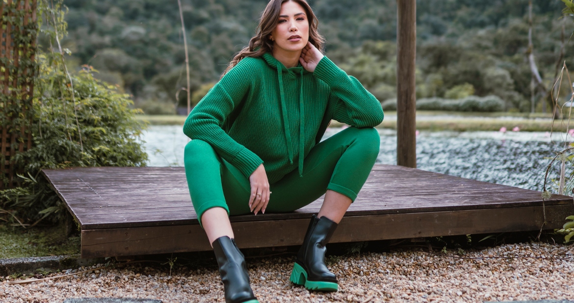 mulher-usando-conjunto-tricot-verde