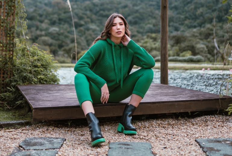 mulher-usando-conjunto-tricot-verde